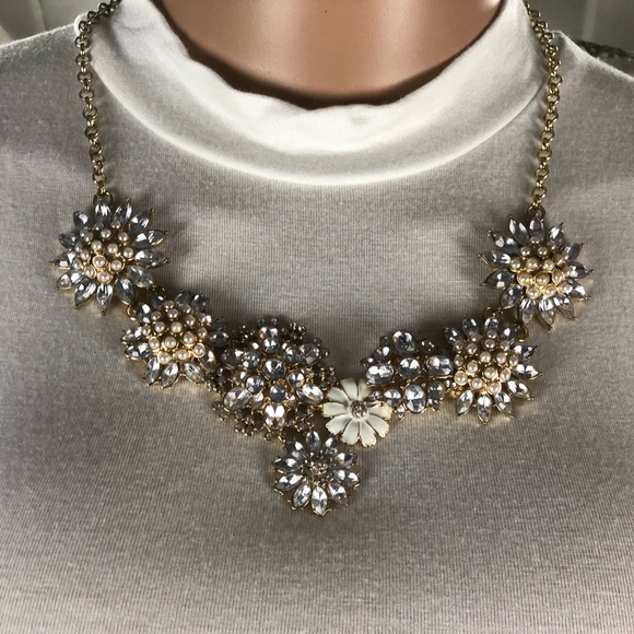 Rhinestone Flower Necklace - Picture 7 of 7